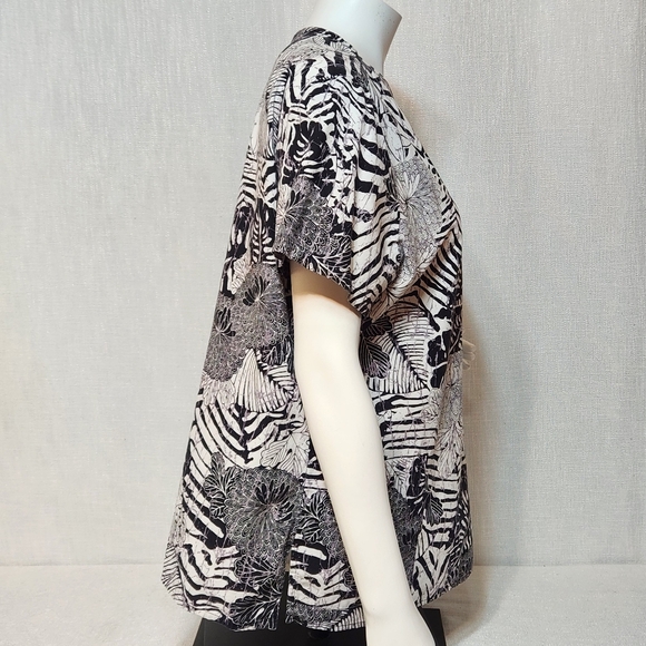 Scrub Top Black And White Flower XL See Measurements - Picture 5 of 6
